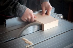 tips menggergaji kayu